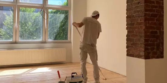 Maler bei Malerarbeiten in einer Düsseldorfer Wohnung