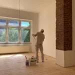 Maler bei Malerarbeiten in einer Wohnung in Düsseldorf